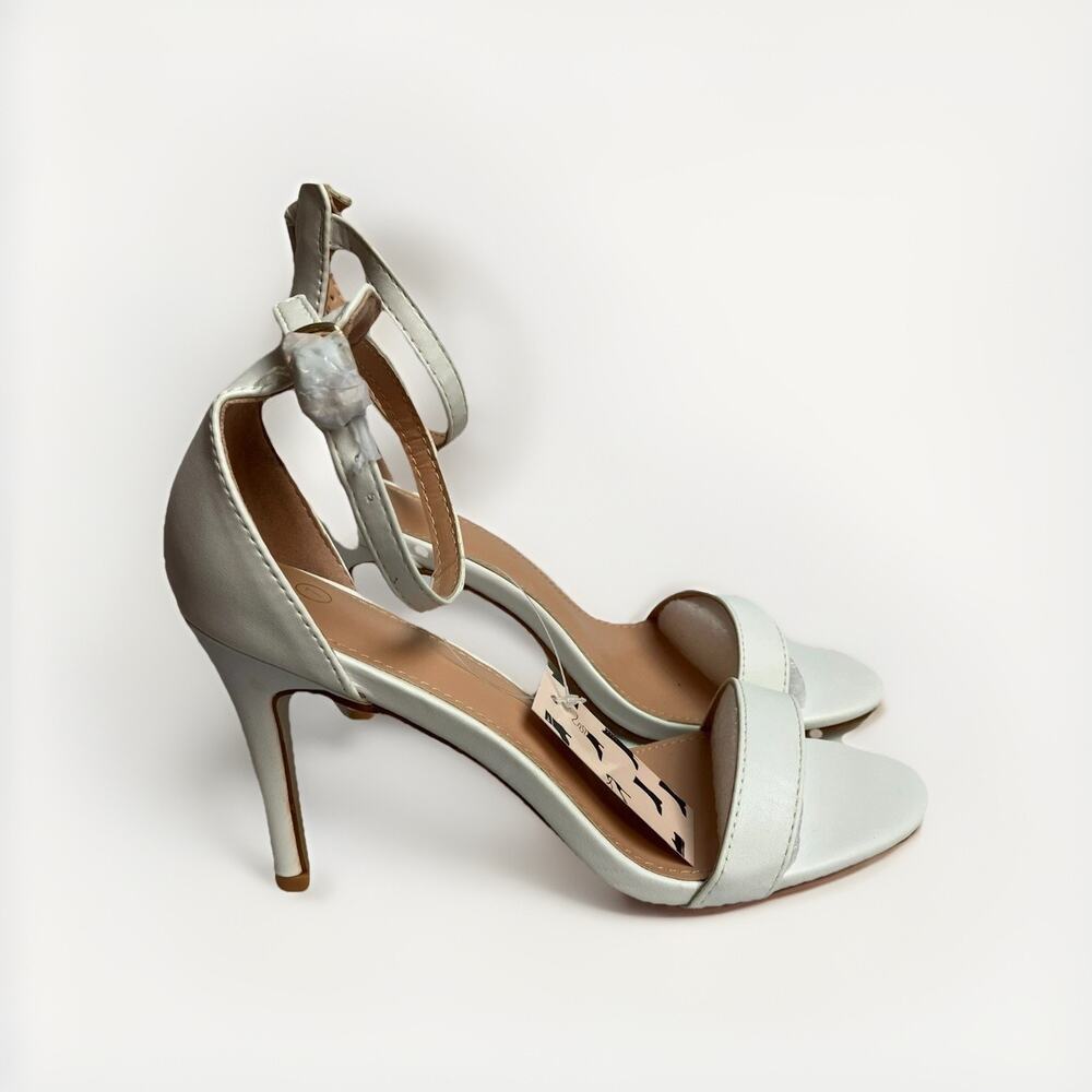 New In Box Qonetic Women’s White 3" Stilettos Wedding Pump Heels Sz 7 NIB